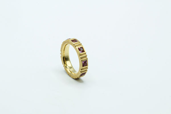 Ring: 750er Gelbgold mit Malaya Granat