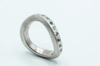 Ring: Platin 950/... , blaue Brillanten (beh.)