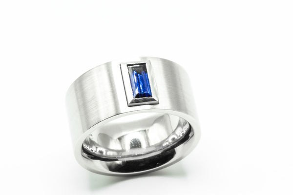 Ring aus 950 Platin mit einem Saphir Baguette