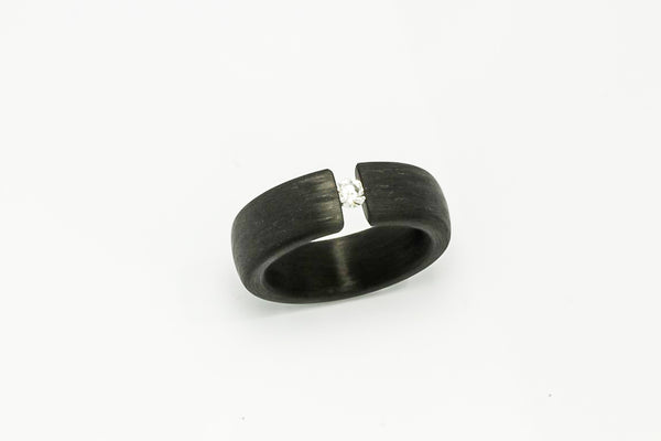 Ring: Carbon Spannring mit Brillant 0,10 ct.