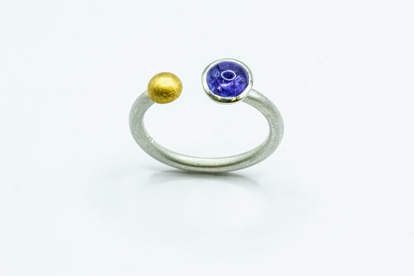 Ring: Feingold, 925er Silber und Tansanit Cabochon